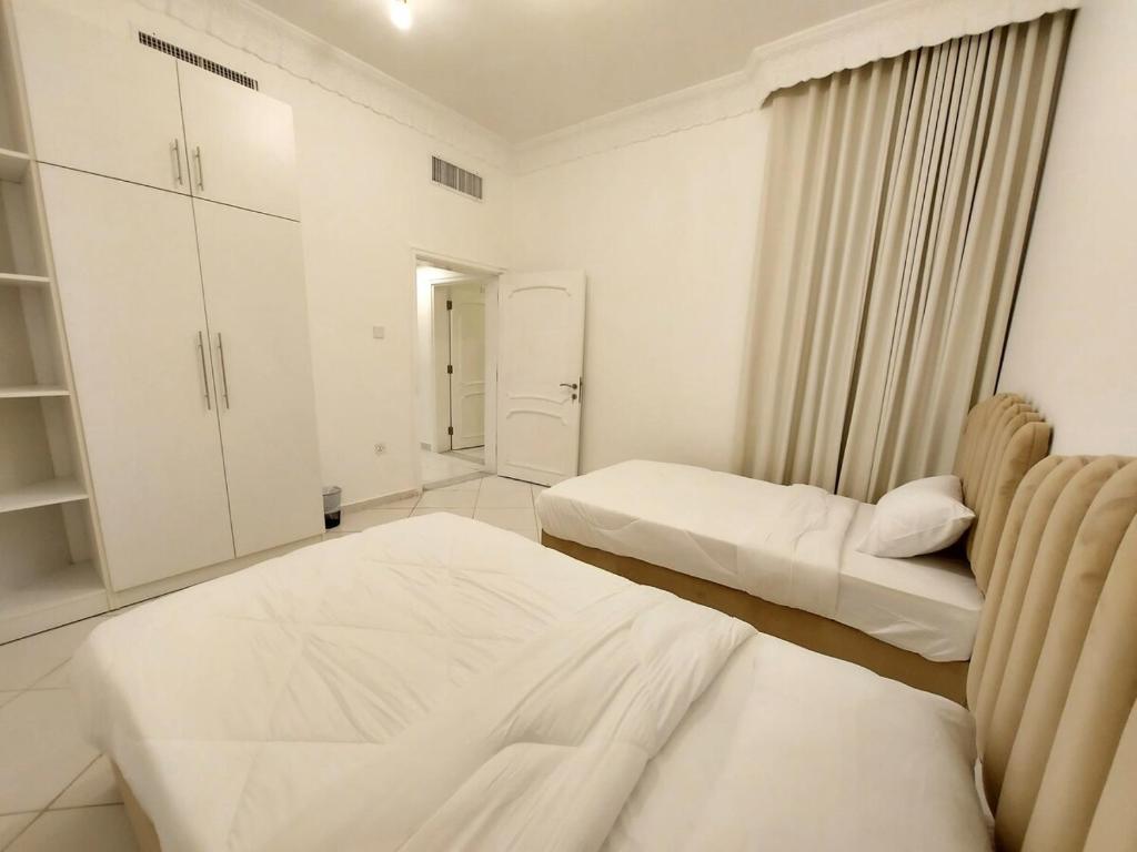 Postel nebo postele na pokoji v ubytování HARF22-101-02 2br apt in AD