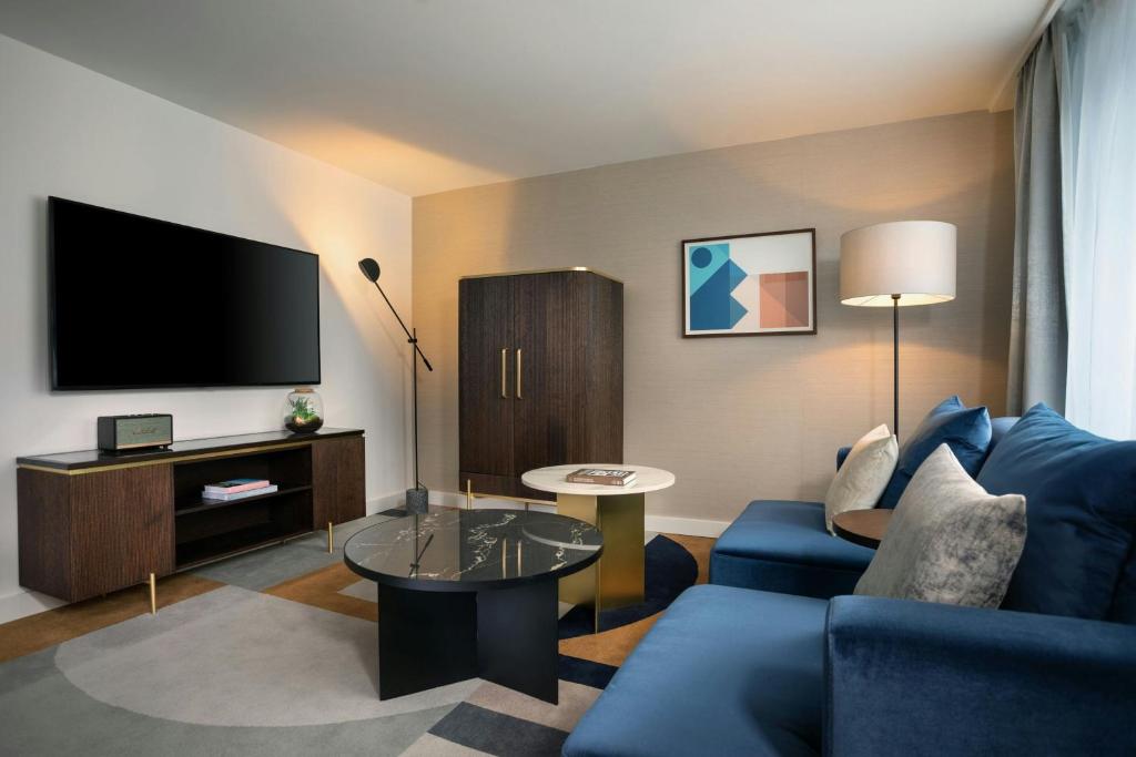 TV a/nebo společenská místnost v ubytování Neues Schloss Privat Hotel Zurich, Autograph Collection