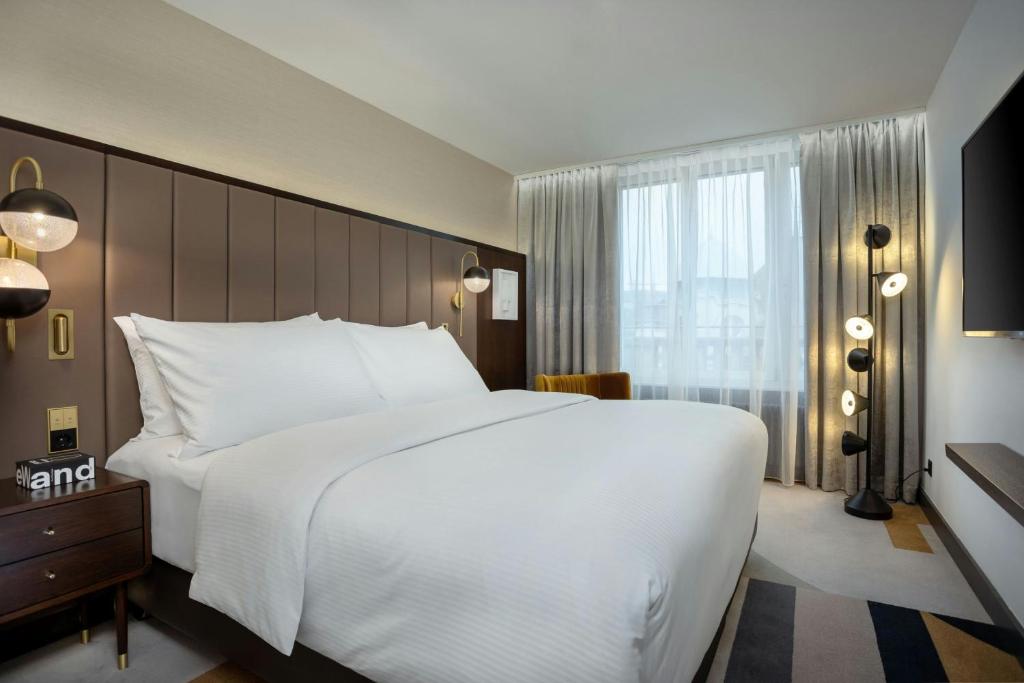 Postel nebo postele na pokoji v ubytování Neues Schloss Privat Hotel Zurich, Autograph Collection