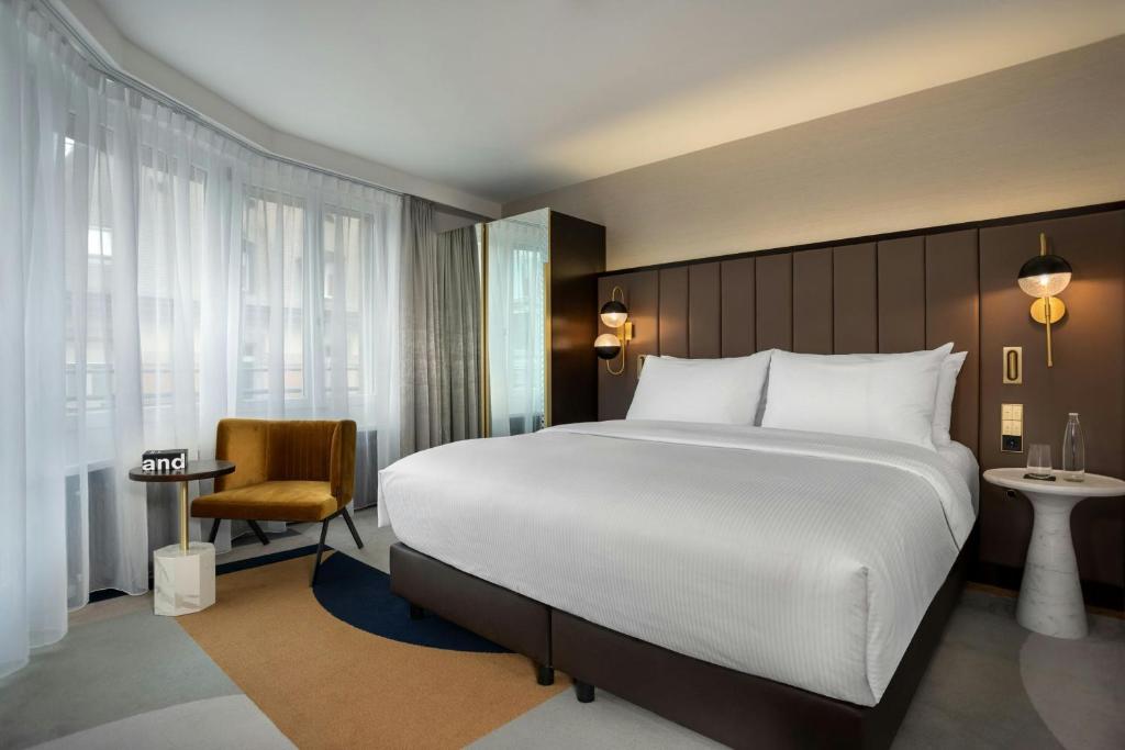 Postel nebo postele na pokoji v ubytování Neues Schloss Privat Hotel Zurich, Autograph Collection