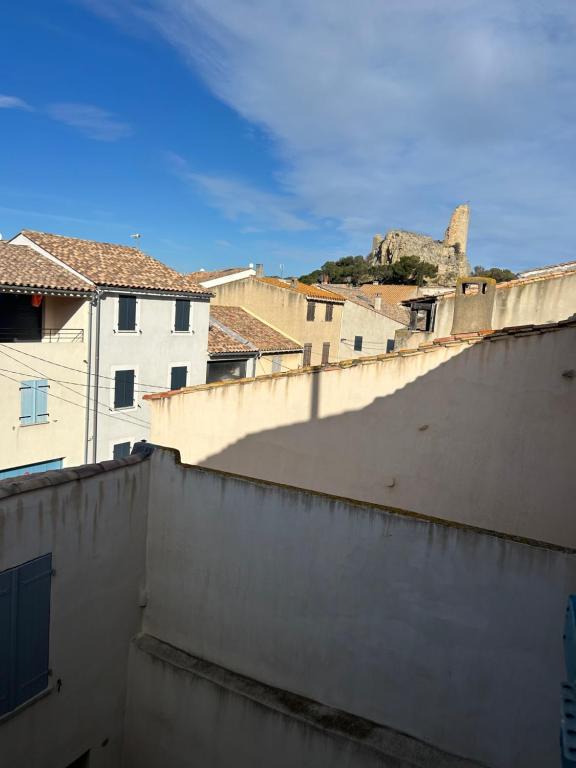 une vue depuis le toit d'un immeuble dans l'établissement maison charmante village, à Gruissan