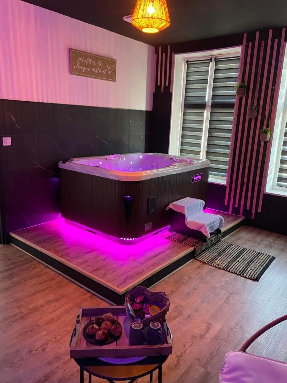 Ένα ή περισσότερα κρεβάτια σε δωμάτιο στο Au spa de clem