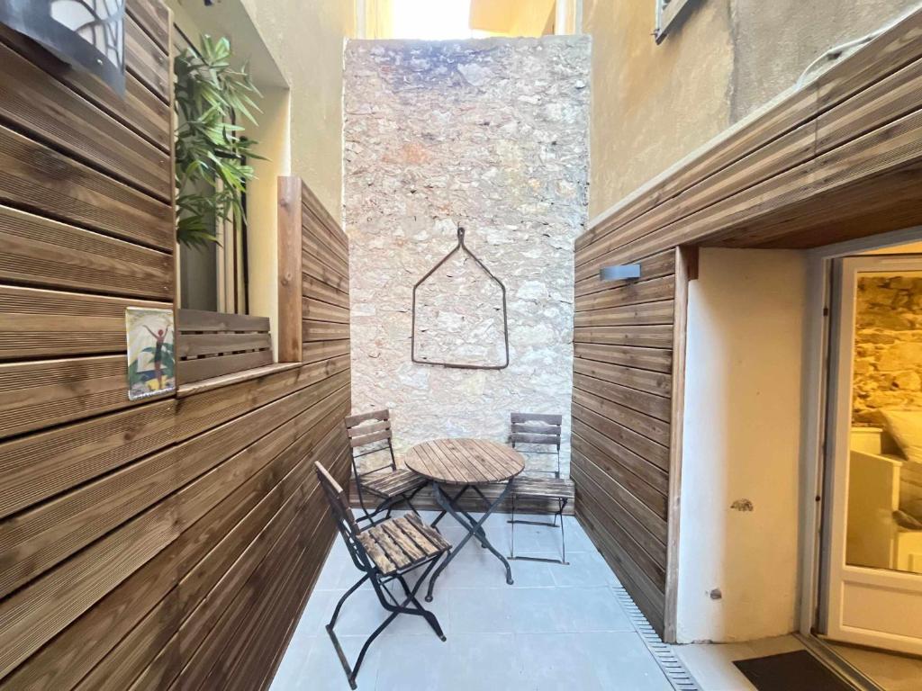 un patio avec deux chaises et une table à côté d'un bâtiment dans l'établissement A076 Appart 6 pers chambre et terrasse au Suquet, à Cannes