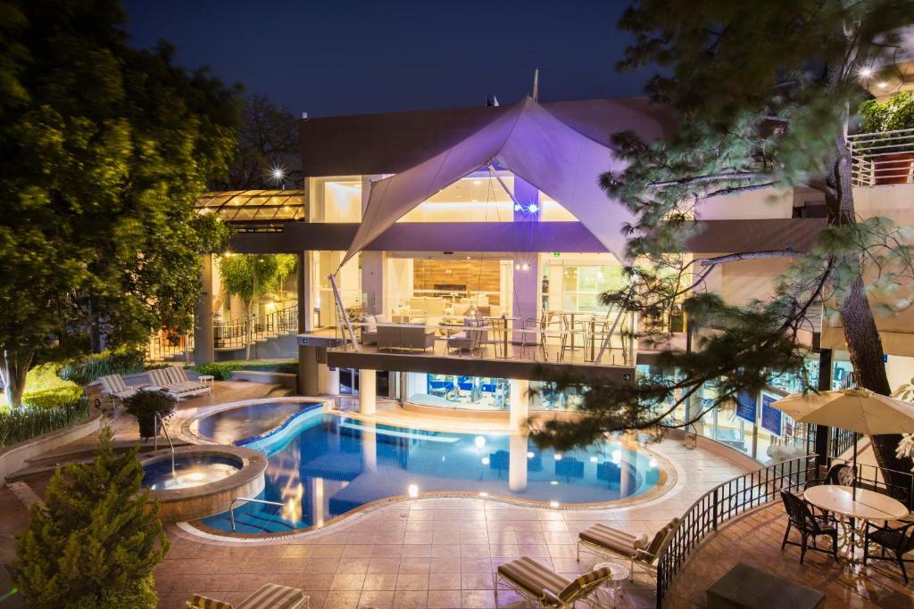 an image of a swimming pool at night at Krystal Satelite Maria Barbara in Mexico City