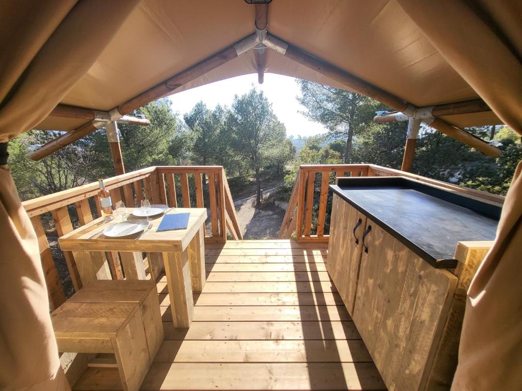 Balkon lub taras w obiekcie Camping le Cézanne Montagne Sainte-Victoire