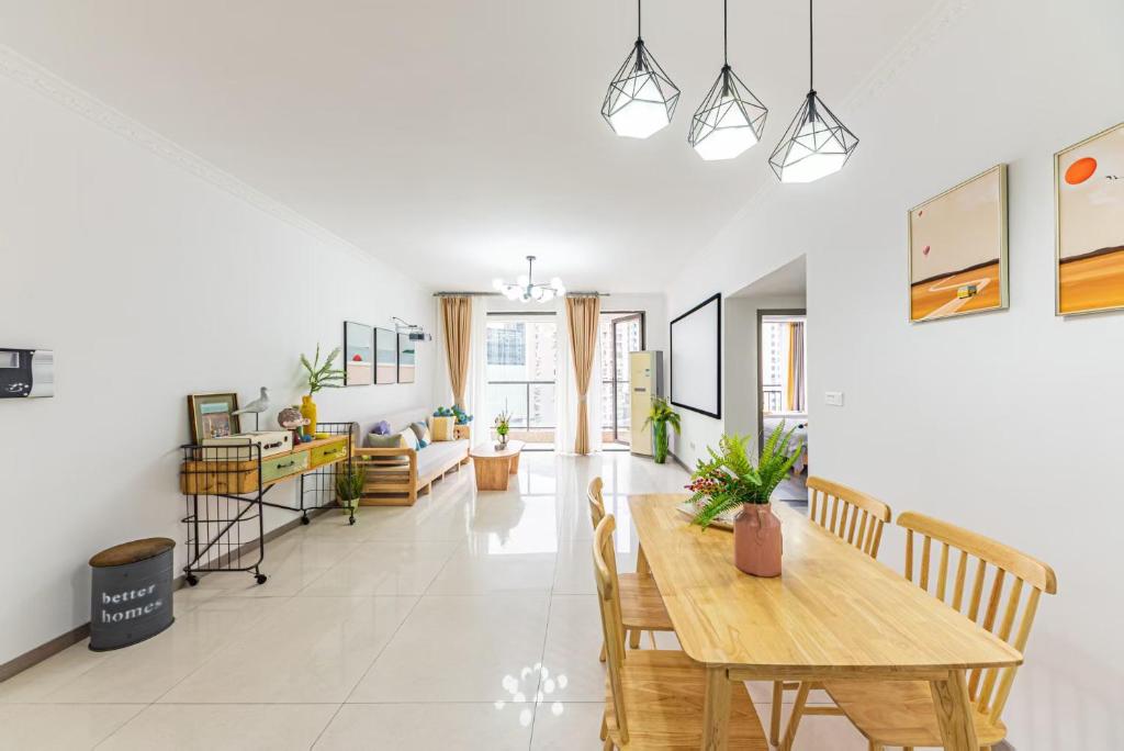 重庆Jinxin B&B2004的一间带桌椅的餐厅和客厅