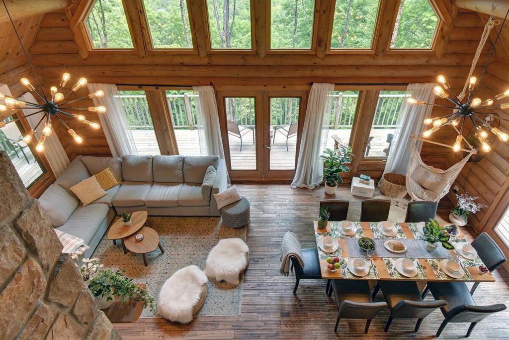 Posezení v ubytování Log cabin with HOT TUB and view
