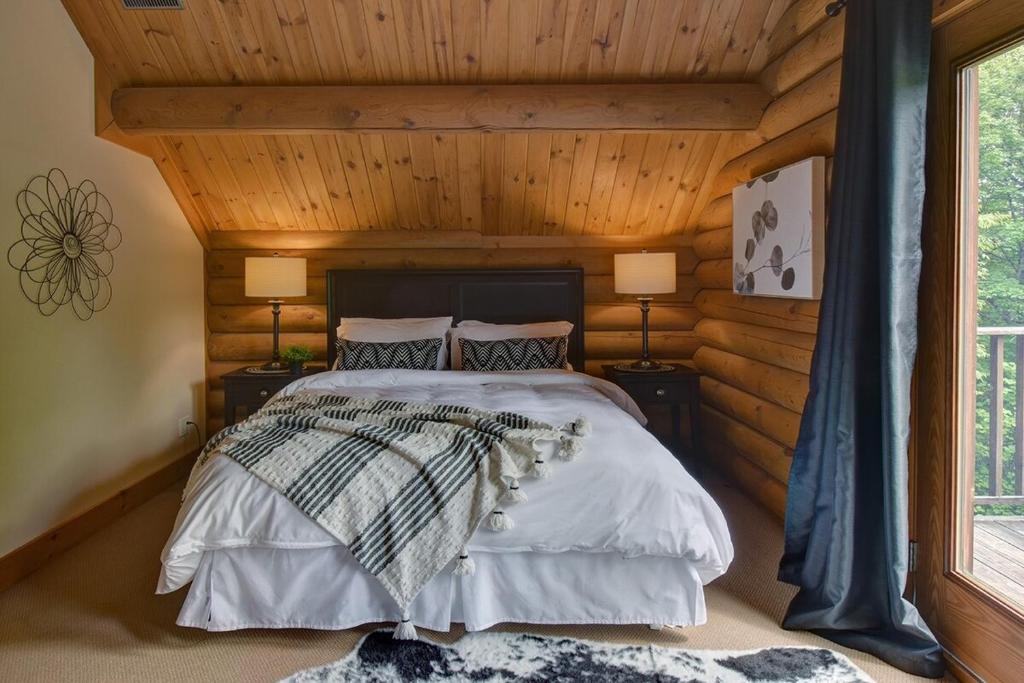 Postel nebo postele na pokoji v ubytování Log cabin with HOT TUB and view