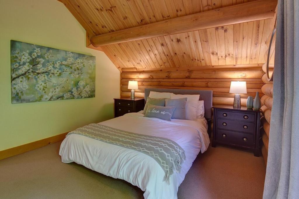 Postel nebo postele na pokoji v ubytování Log cabin with HOT TUB and view