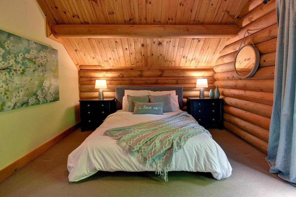 Postel nebo postele na pokoji v ubytování Log cabin with HOT TUB and view