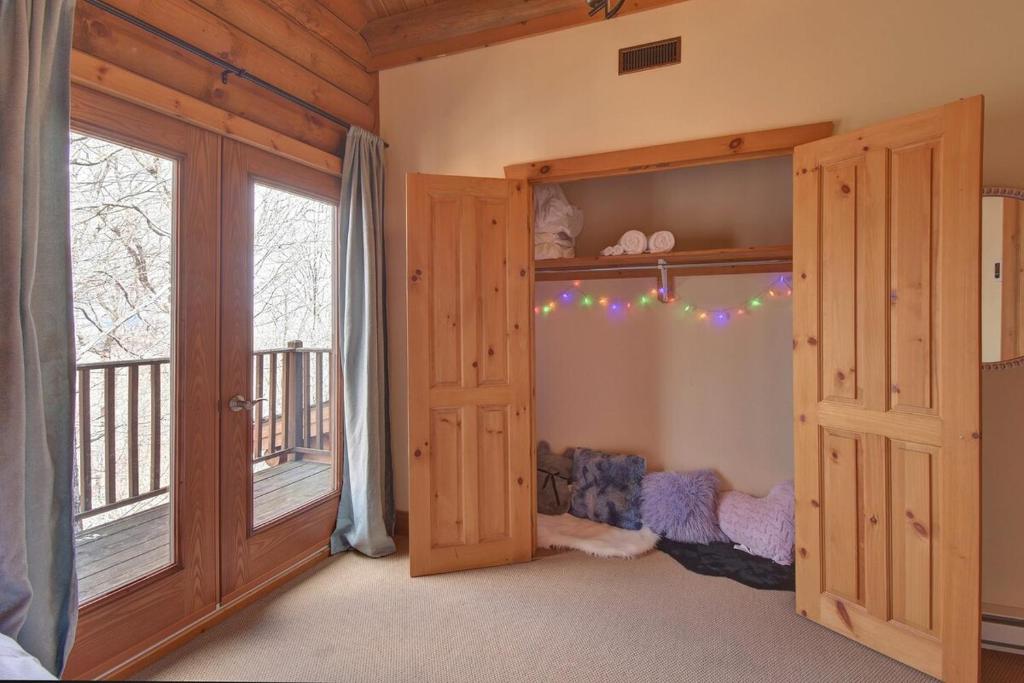 Postel nebo postele na pokoji v ubytování Log cabin with HOT TUB and view