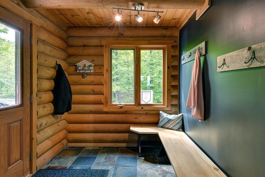 Posezení v ubytování Log cabin with HOT TUB and view
