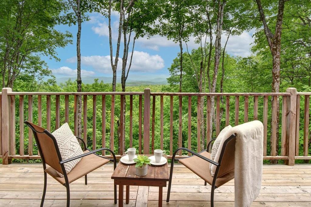 Balkón nebo terasa v ubytování Log cabin with HOT TUB and view