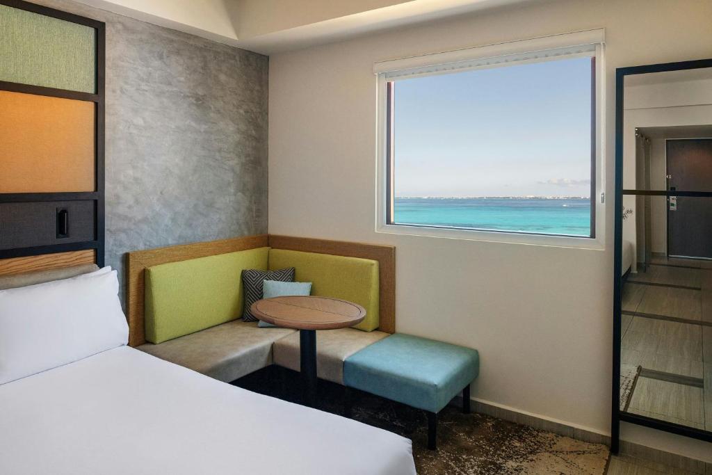 Postel nebo postele na pokoji v ubytování Aloft Cancun