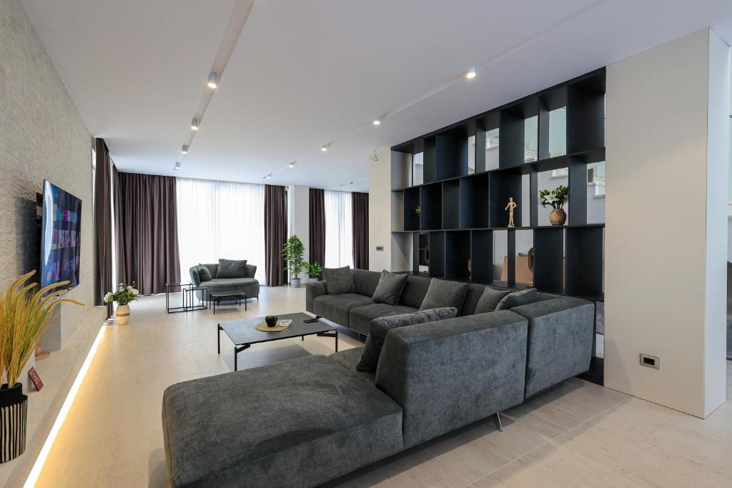 TV a/nebo společenská místnost v ubytování SanPietro Premium Villas