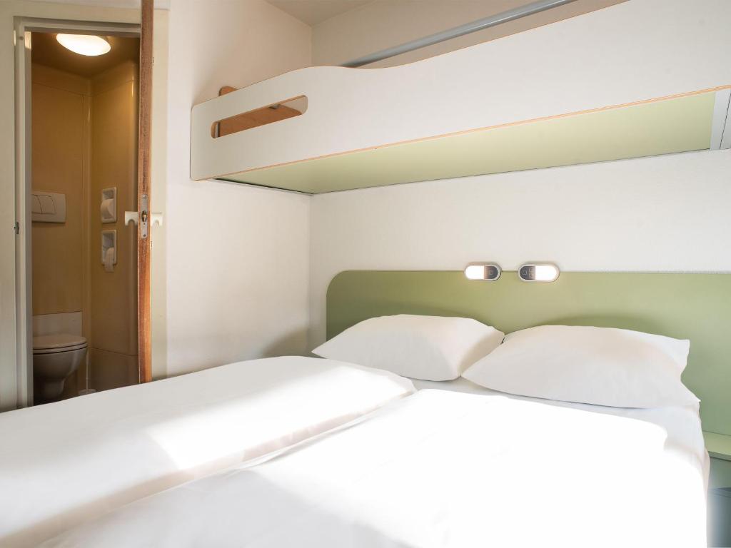 Postel nebo postele na pokoji v ubytování B&B HOTEL Leipzig-Schönefeld