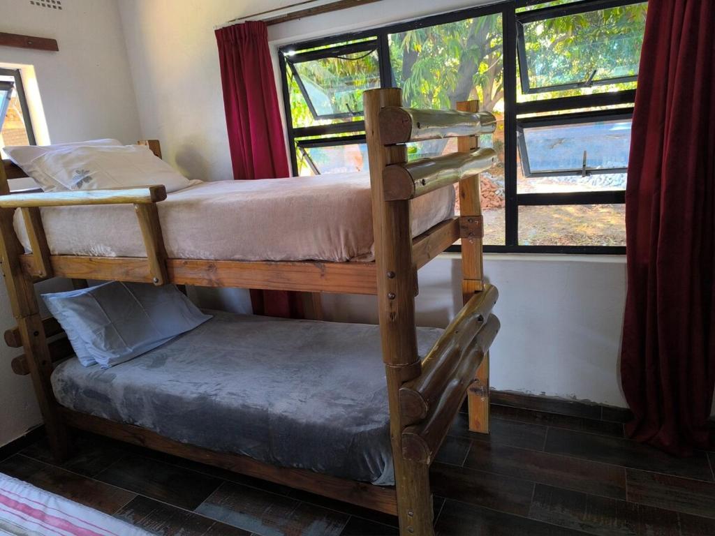 Postel nebo postele na pokoji v ubytování SambroKK Retreat