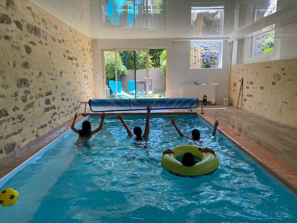 Πισίνα στο ή κοντά στο La Villa du Cap - indoor pool - billiards table