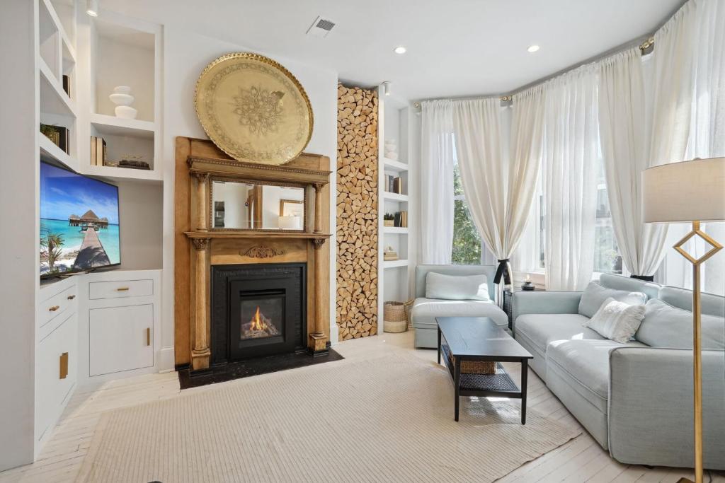 un salon avec un canapé et une cheminée dans l'établissement Boho Bliss Bloomingdale plus Parking, à Washington