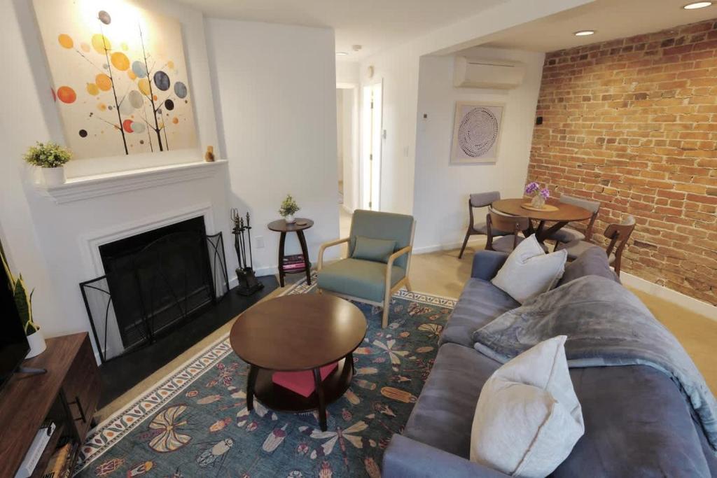 een woonkamer met een bank en een open haard bij Capitol Hill & Penn - Steps from Eastern Market in Washington