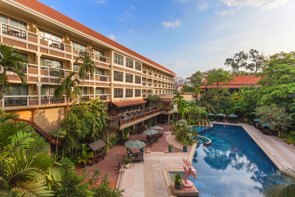 een uitzicht over een hotel met een zwembad bij Prince Angkor Hotel & Spa in Siem Reap