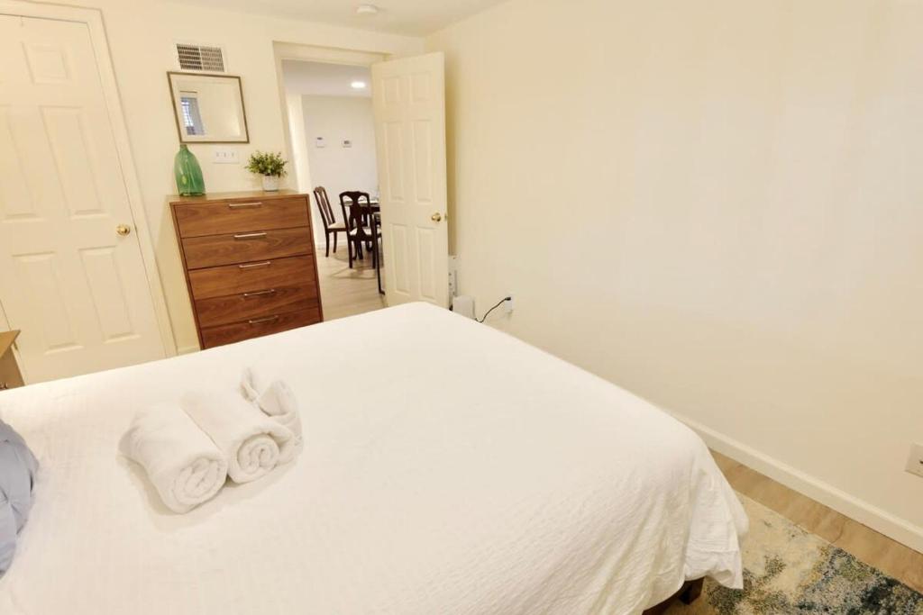 a bedroom with a white bed with towels on it at NEW Classy Dupont-Logan Apt Parking in Washington, D.C.