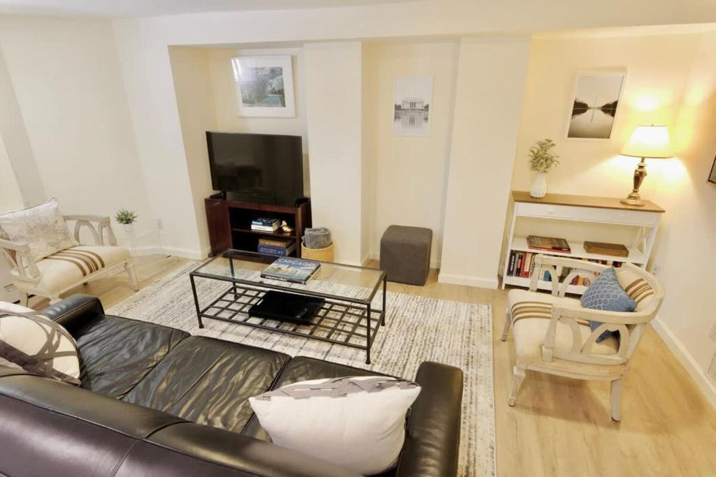 a living room with a leather couch and a tv at NEW Classy Dupont-Logan Apt Parking in Washington, D.C.