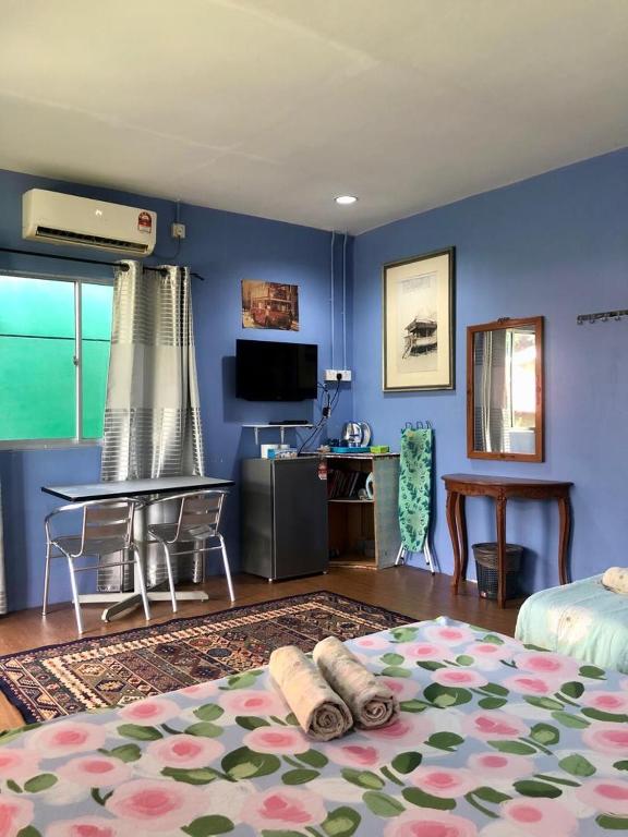 Postel nebo postele na pokoji v ubytování WAN'S ROOMSTAY LANGKAWI