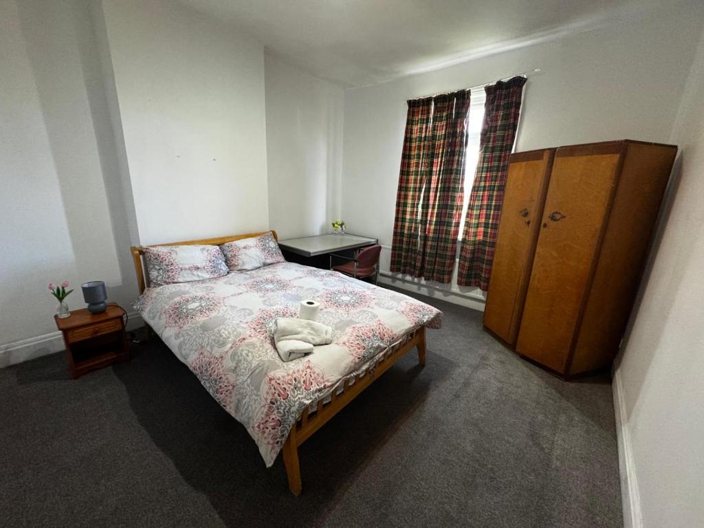 Кровать или кровати в номере Double-Bedroom in the Heart of Salford Manchester GCSW4 Perfect for Short Stays