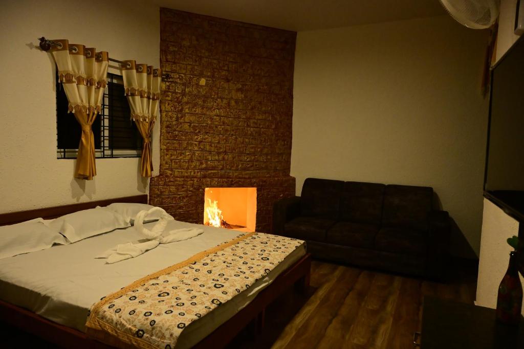 Postel nebo postele na pokoji v ubytování GandhadaGudi Nature Retreat