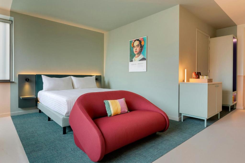 Postel nebo postele na pokoji v ubytování The Rebyl, Nijmegen, a Tribute Portfolio Hotel