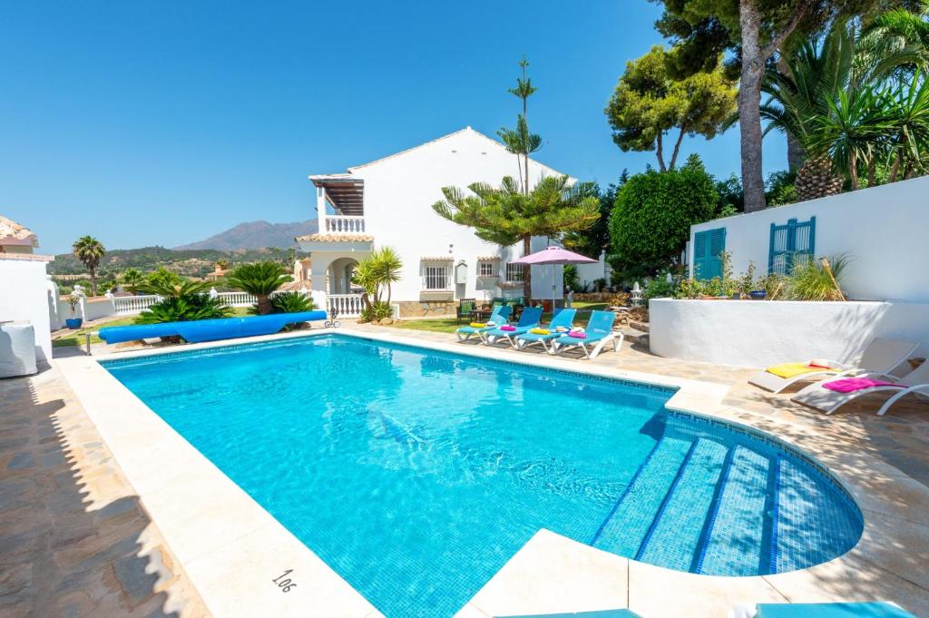 Villa Holivista Elegant 4-Bedroom Spanish Villa in Estepona