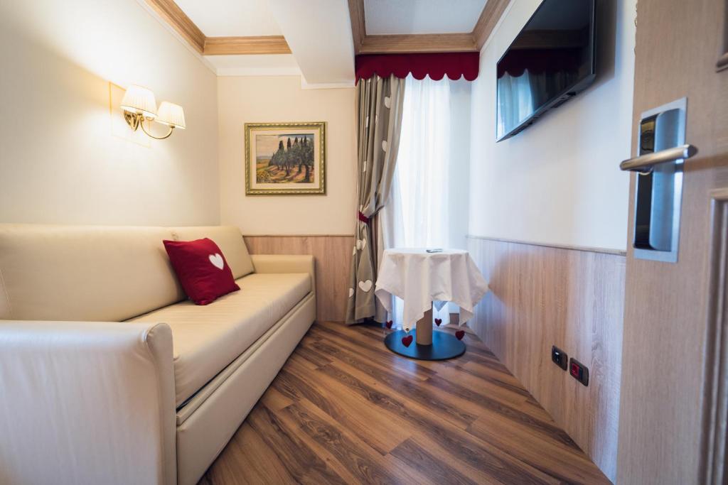 TV a/nebo společenská místnost v ubytování Hotel Alle Alpi
