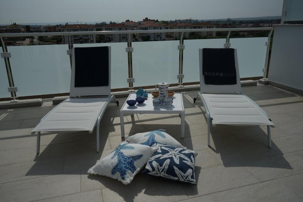 Balkón alebo terasa v ubytovaní NSM Blumarine Attico con terrazza e servizio spiaggia