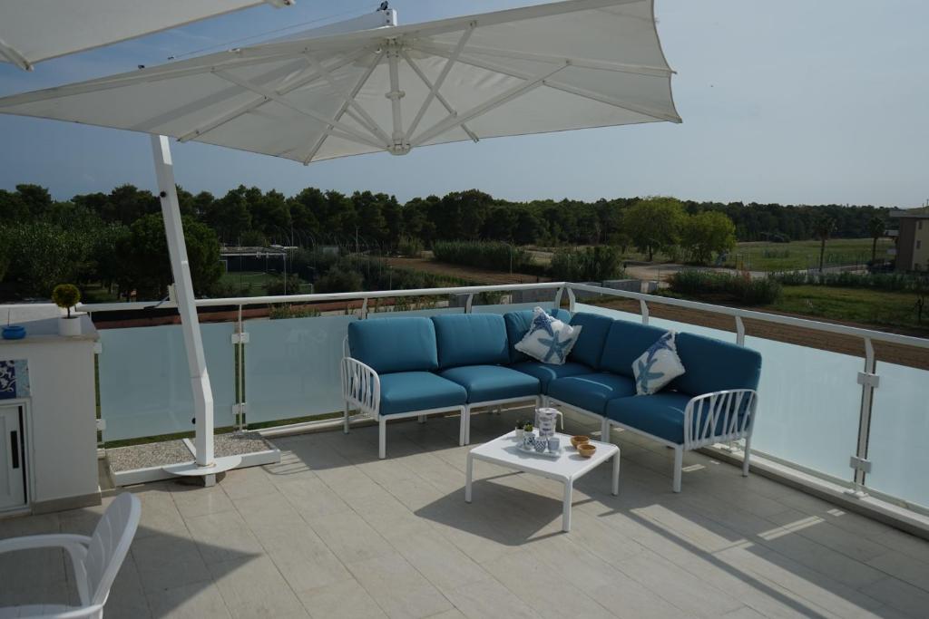 Balkón alebo terasa v ubytovaní NSM Blumarine Attico con terrazza e servizio spiaggia