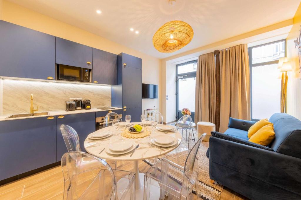 un salon avec une table et un canapé bleu dans l'établissement Amazing apartment - 2BR 6P - Gare du Nord, à Paris
