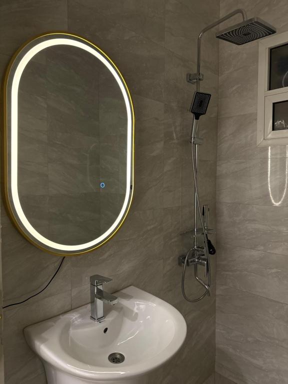 a bathroom with a sink and a mirror on the wall at شقة أرضية عائلية مكونة من غرفتين نوم وصالة ومطبخ 3 in Riyadh