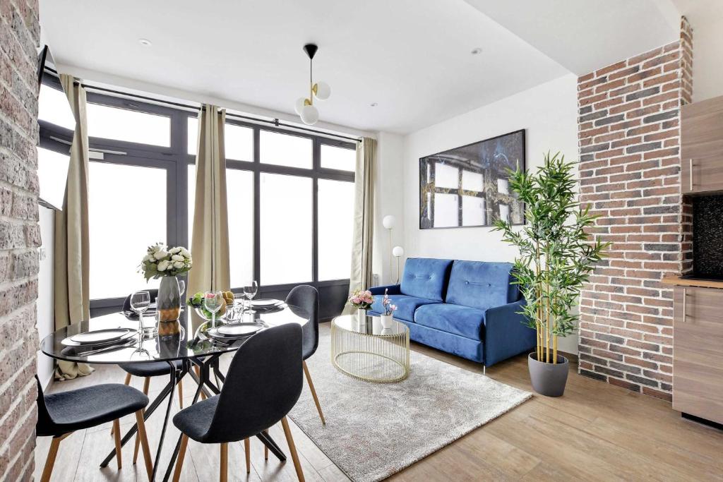 un salon avec un canapé bleu et une table dans l'établissement Superb apartment - 1BR 4P - Gare Montparnasse, à Paris