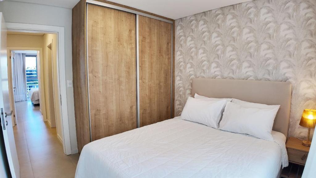 Rúm í herbergi á HOUZE - Stay & Residences by AVA