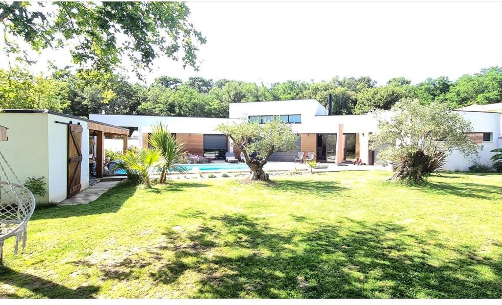 une maison avec une cour et une piscine dans l'établissement Villa d'architecte Moon, à Saint-Palais-sur-Mer