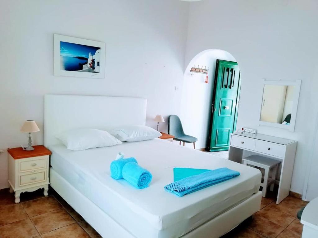 Postel nebo postele na pokoji v ubytování Logaras Seaview Apartment