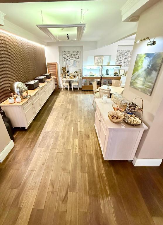 Příslušenství pro přípravu čaje a kávy v ubytování Old Town Hotel Bohema, Klaipėda
