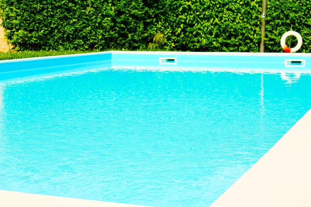 Bazén v ubytovaní The Geko Apartment Sirmione alebo v jeho blízkosti
