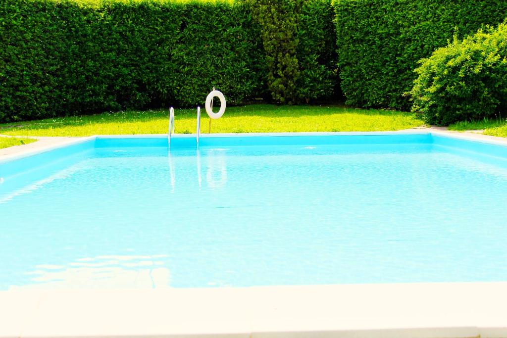 Bazén v ubytovaní The Geko Apartment Sirmione alebo v jeho blízkosti