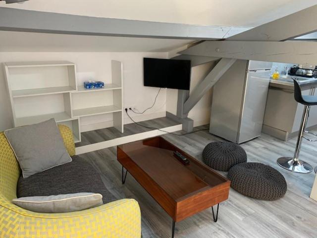 un salon avec un canapé et une table dans l'établissement Studio Tuco, à Mont-de-Marsan
