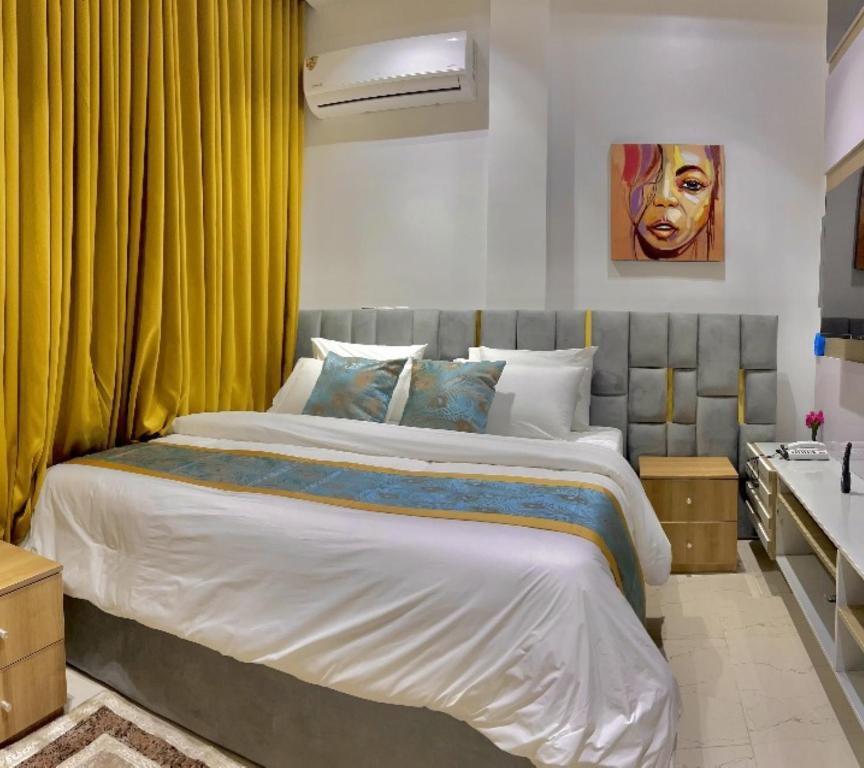 Postel nebo postele na pokoji v ubytování Lisa Suites Hotel