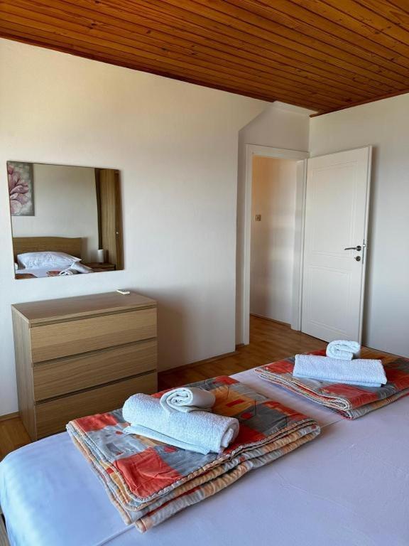 Posteľ alebo postele v izbe v ubytovaní Apartment in Murter with sea view, terrace, air conditioning, W-LAN 5026-1
