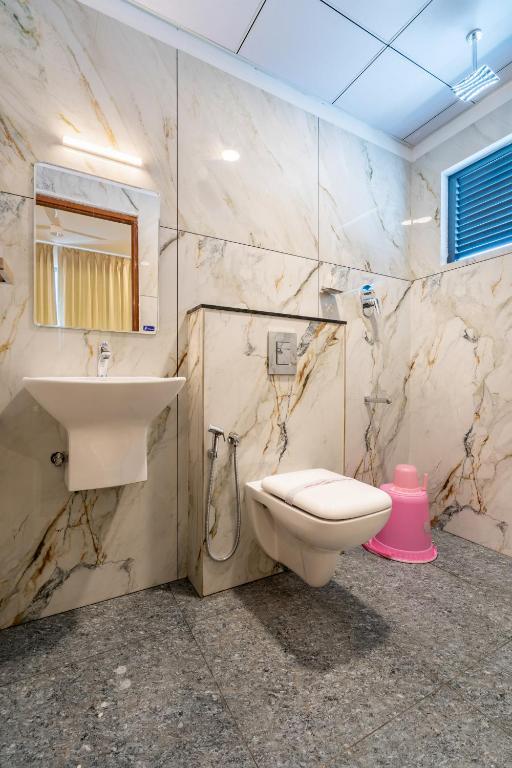 Koupelna v ubytování Urbn24 Business Class Hotel