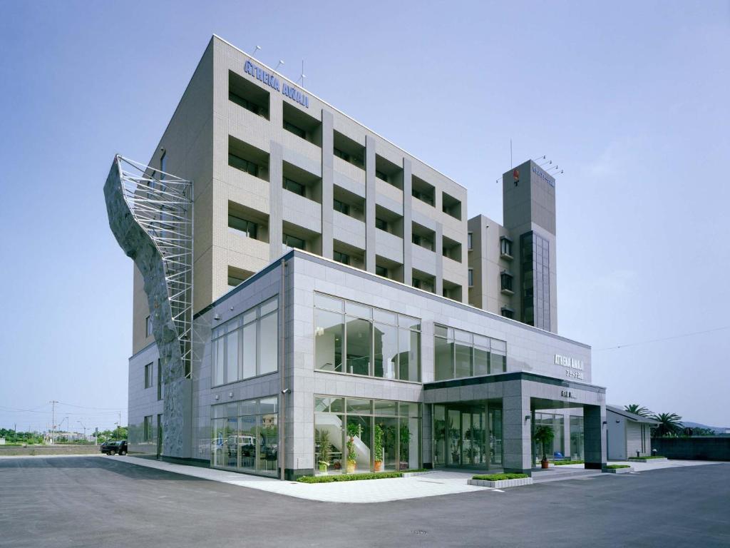 un gran edificio blanco con una espiral en Athena Kaigetsu en Awaji