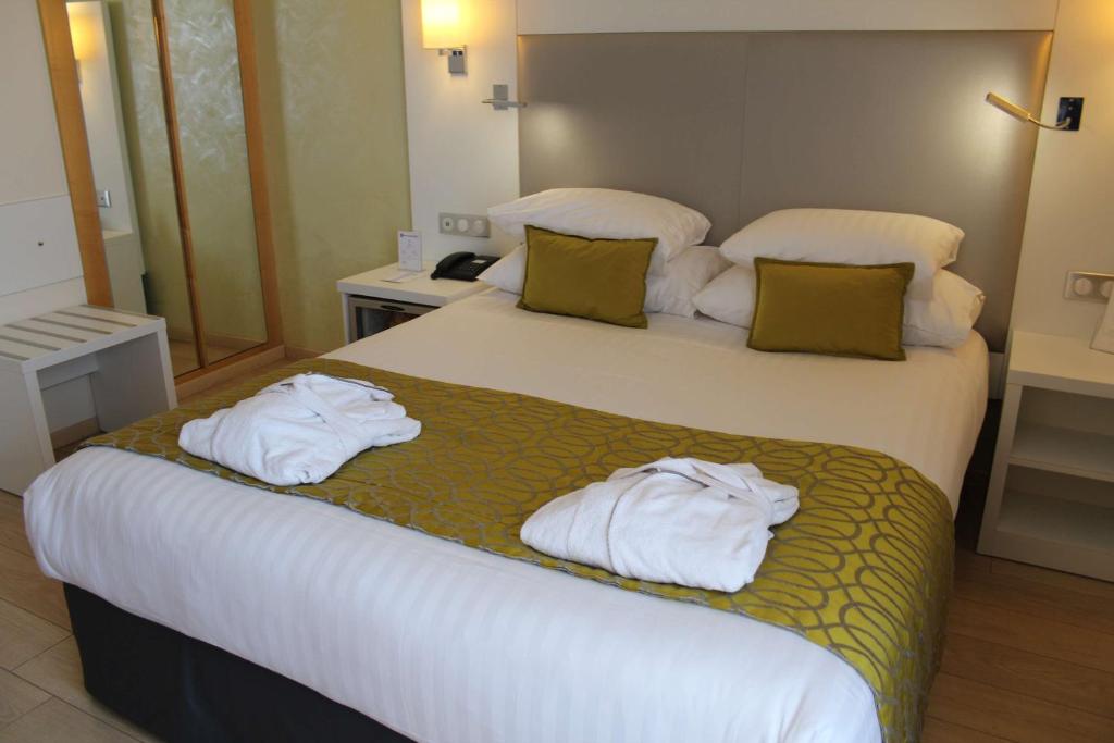 Postel nebo postele na pokoji v ubytování Best Western Plus Hotel Carlton Annecy